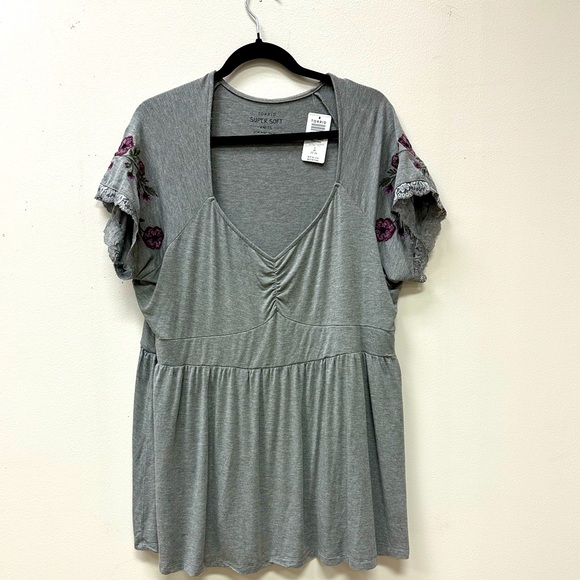 Torrid ladies top gray with flowers on sleeve 3X - Picture 1 of 3